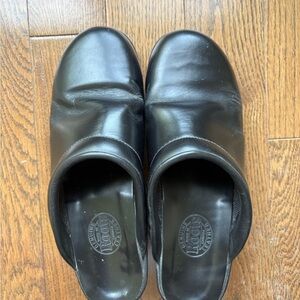 Vintage Roots Women's Classic Black Clogs